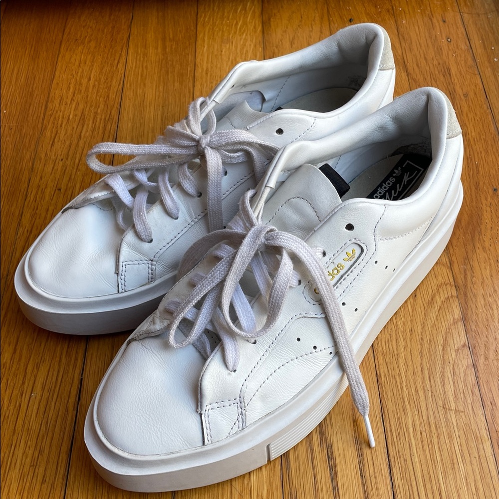 Adidas super sleek sneaker in excellent condition size 8.5! Like New!